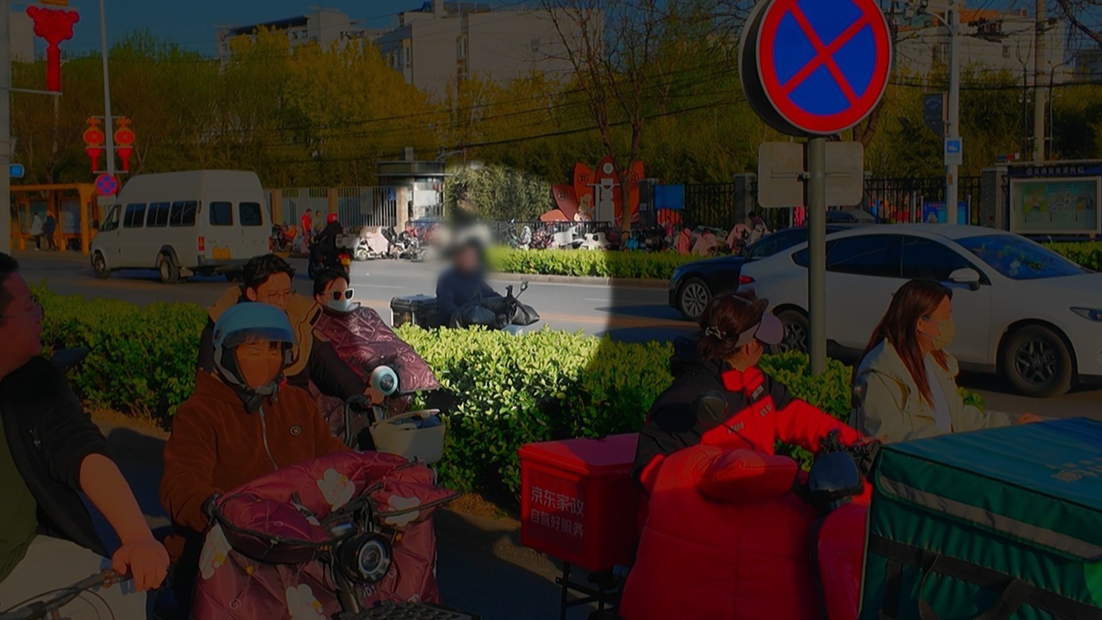 男子着急上班 骑电动车闯机动车道 看见民警乐个不停 这心态满分! 男子着急上班 骑电动车闯机动车道 看见民警乐个不停 这心态满分!