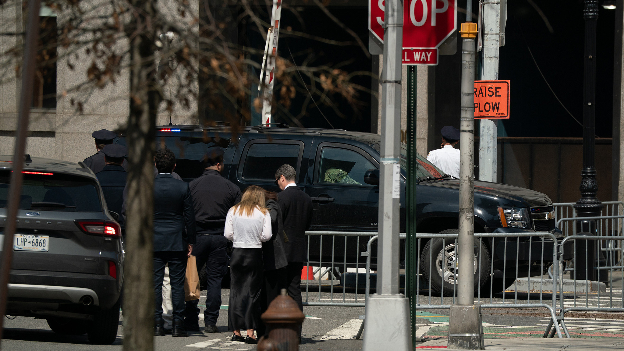 马杜罗再次出庭，“瘦了13公斤”全程未发言