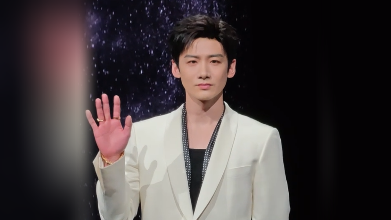 白敬亭白色西装亮相微博之夜红毯 与镜头对视一眼魂穿桑延氛围感拉满 白敬亭白色西装亮相微博之夜红毯 与镜头对视一眼魂穿桑延氛围感拉满