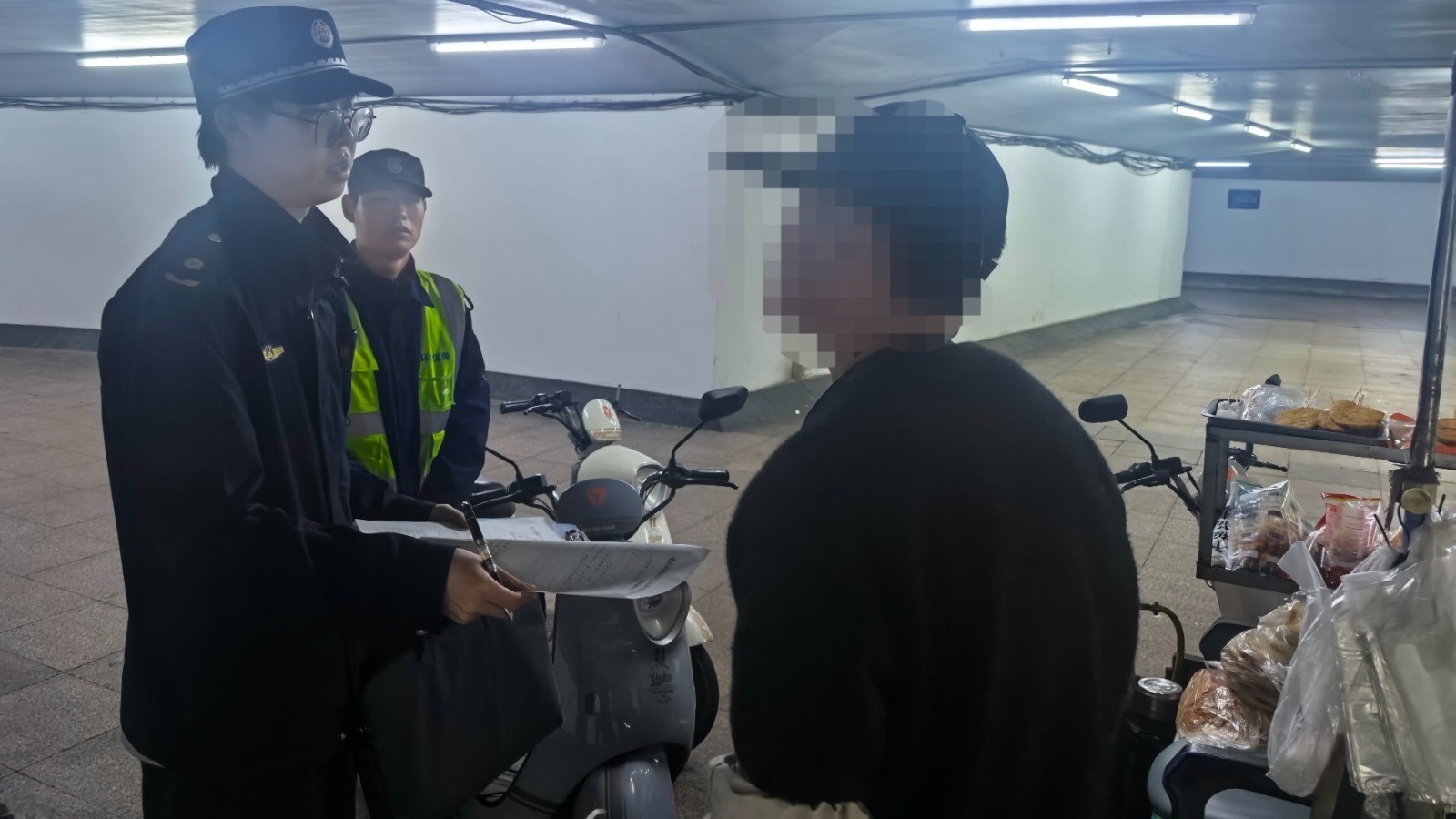 严查无照游商  海淀城管筑牢辖区安全防线