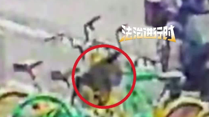 男子把包放共享单车车筐，转眼一看没了？结局太暖