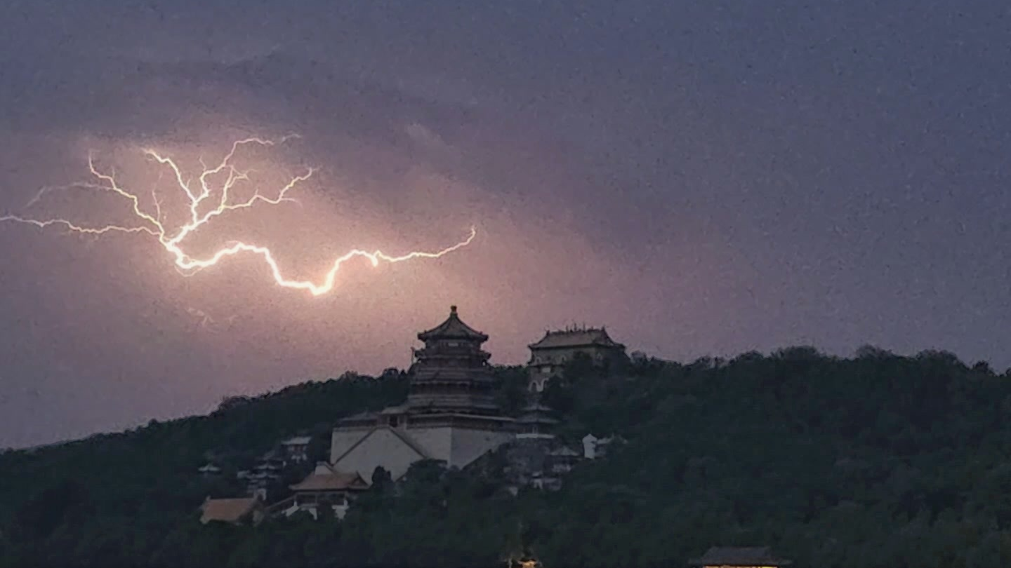 不是特效！颐和园上空电闪如龙