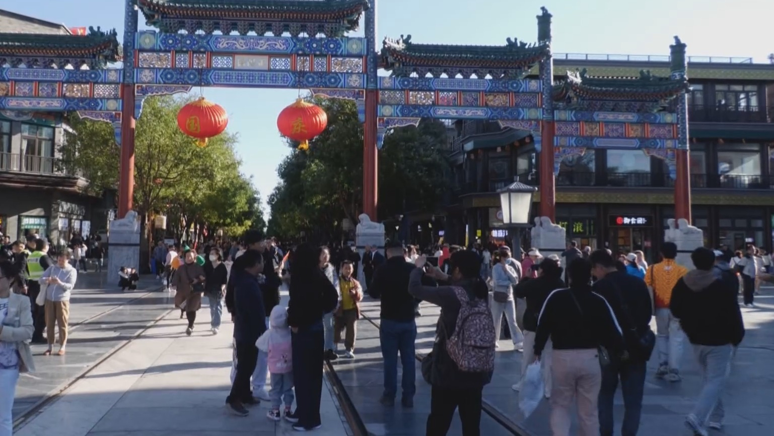 城管执法部门全力保障国庆期间市容环境秩序