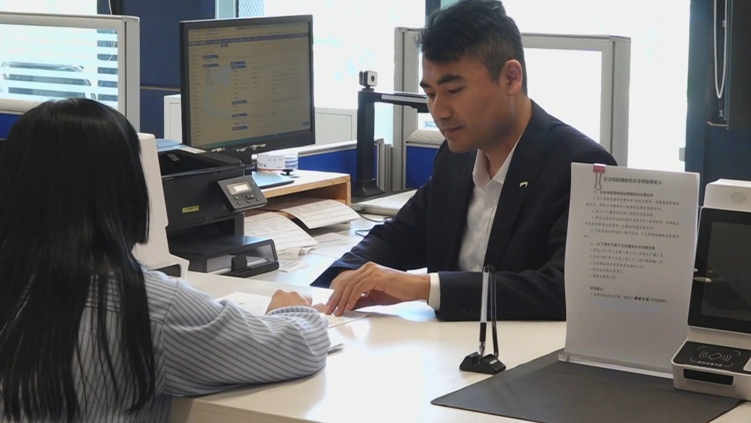 树立和践行正确政绩观丨心怀为民初心 社保服务送上门 树立和践行正确政绩观丨心怀为民初心 社保服务送上门