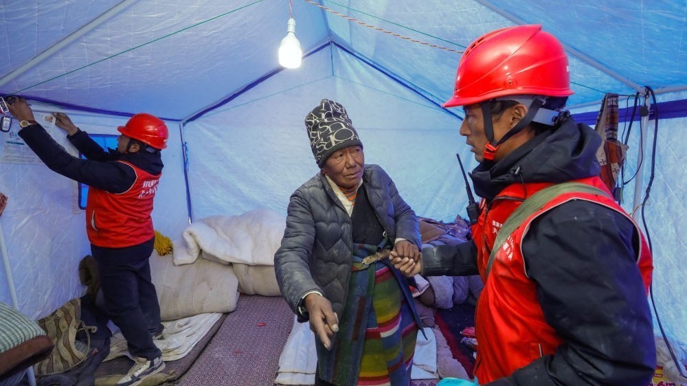 西藏定日6.8级地震震中安置点市电全部接通 西藏定日6.8级地震震中安置点市电全部接通