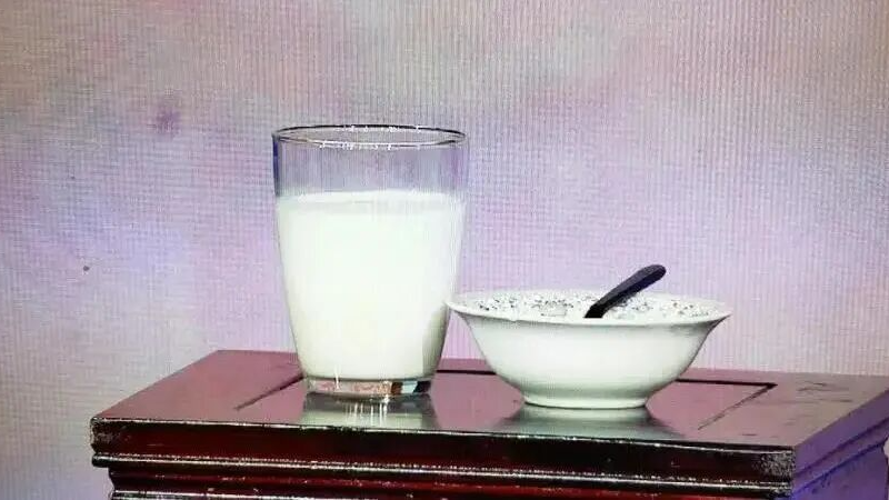 晚上喝牛奶等于服毒？马上停止这样喝奶，对心血管和胃都不好