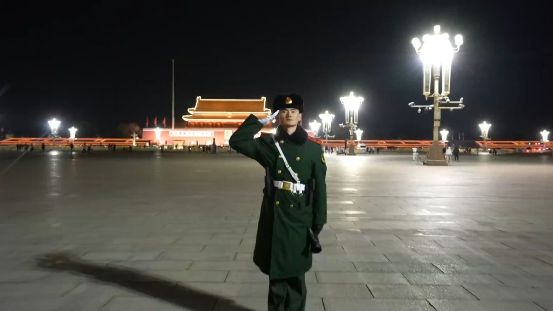 9年坚守天安门！家人瞒着武警战士除夕突现，妈妈做的回锅肉让他破防
