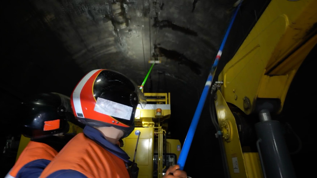 新春走基层：为了春运安全，他们在黑暗隧道里“破冰”！