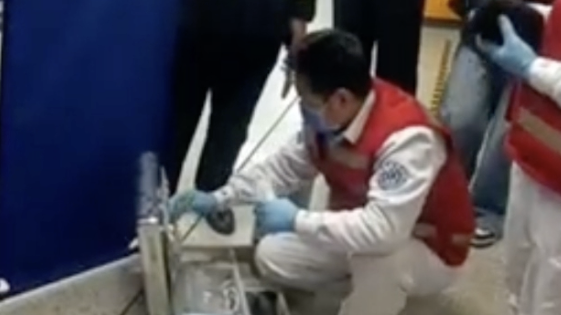 男子醉酒地铁站呕吐后倒地不起 民警暖心垫衣服教侧躺防呛噎 男子醉酒地铁站呕吐后倒地不起 民警暖心垫衣服教侧躺防呛噎