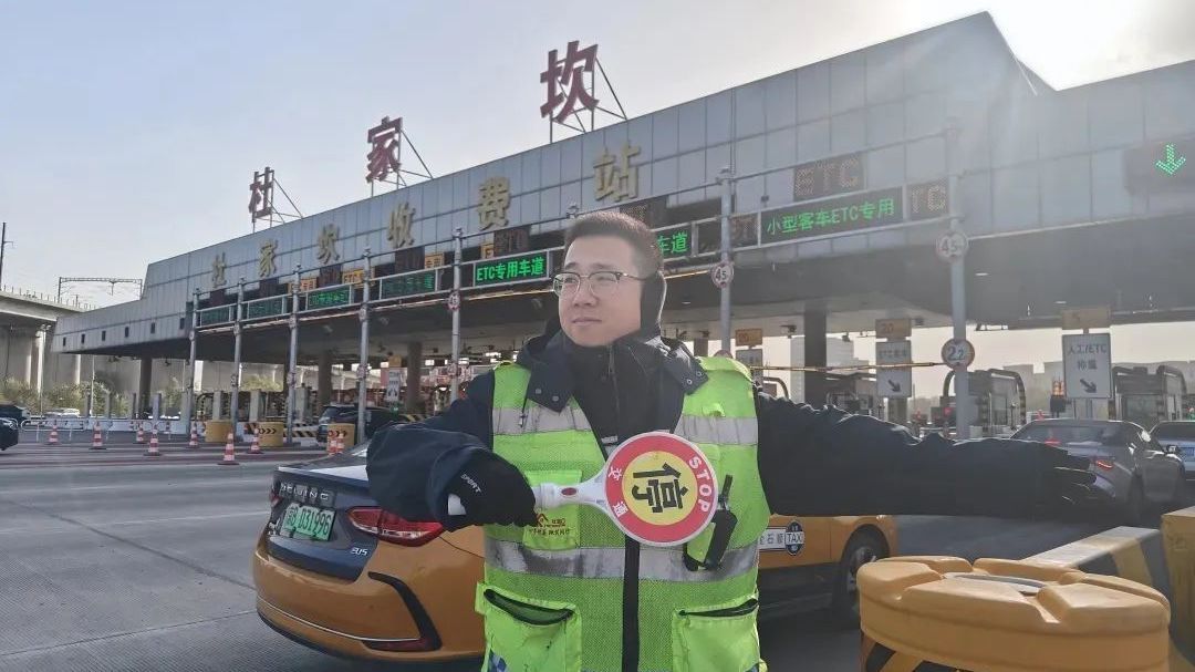 交通部门全力保障“开学路” 开学首日，交通压力大，倡导绿色出行