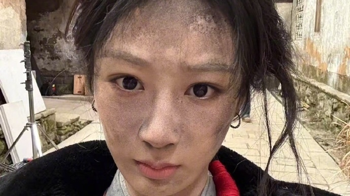 杨紫晒出《家业》电视剧拍摄现场照，并配文俏皮自称脏脏包李祯