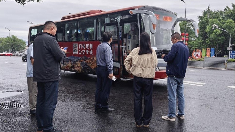 北京平谷：跨区定制通勤公交开通 进城时间缩短近一小时