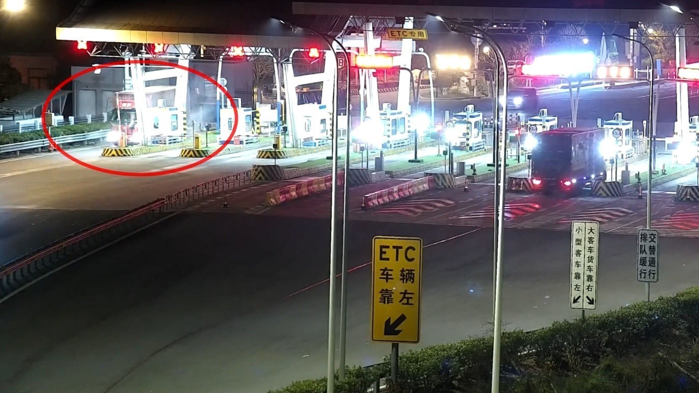 货车突发火情 高速收费员“一气呵成”教科书式极速处置 货车突发火情 高速收费员“一气呵成”教科书式极速处置