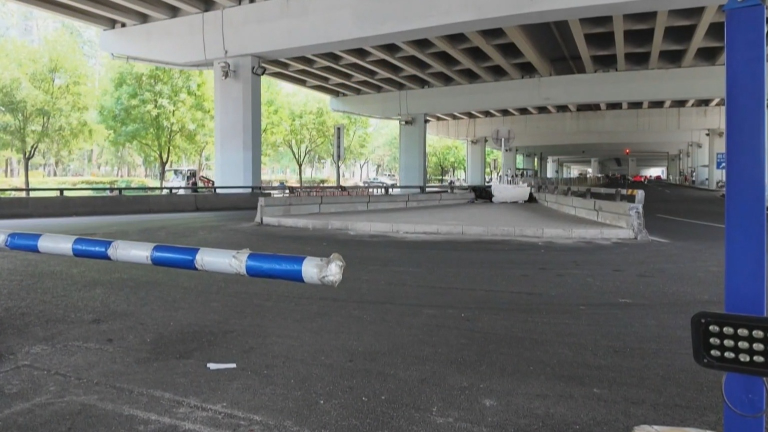 停车容易过街难 桥下停车场的交通组织还有优化提升空间