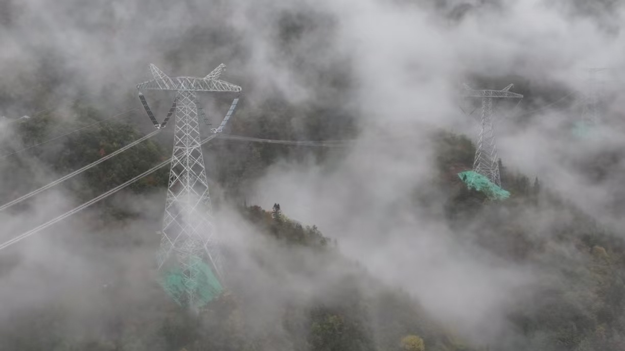 青山之脊架银线 绿电奔流润荆楚