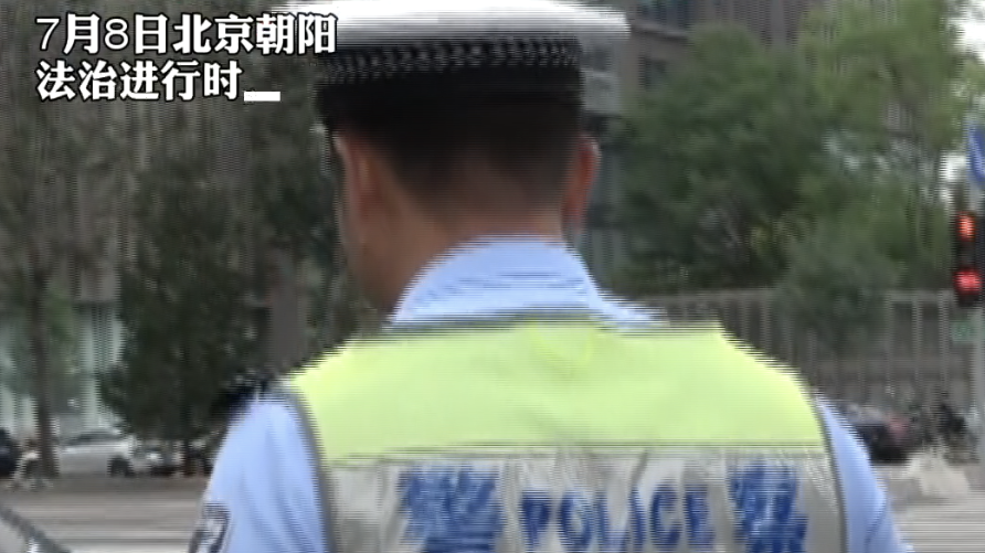 挂过期临牌违停被举报 看见敖翔赶紧安车牌
