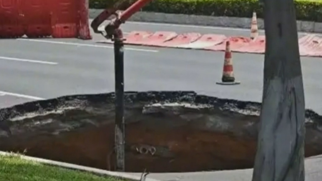 网传“深圳道路大面积塌陷致翻车”是真的吗？