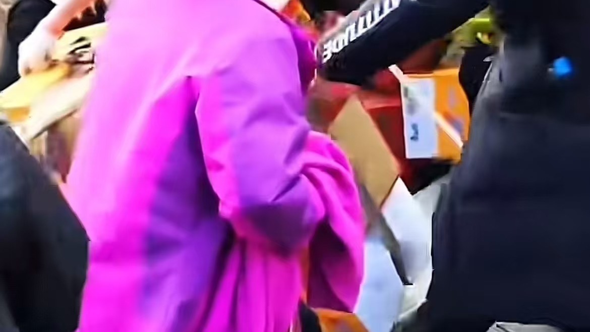 泰山挑山工货物不慎滑落游客纷纷帮忙