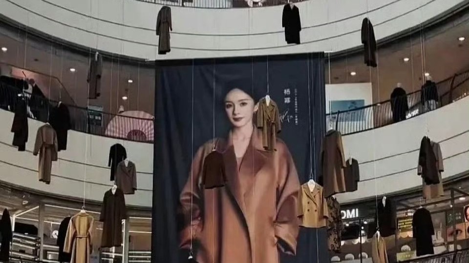 大衣悬挂商场气氛诡异已被撤下 大衣悬挂商场气氛诡异已被撤下