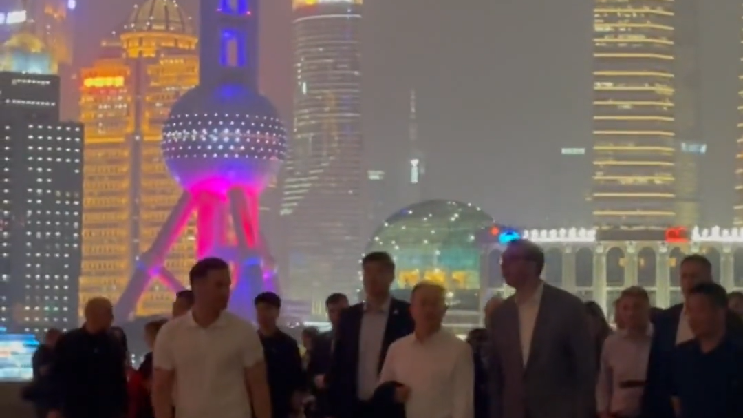 现场画面!武契奇夜游外滩,打卡上海“三件套” 现场画面!武契奇夜游外滩,打卡上海“三件套”
