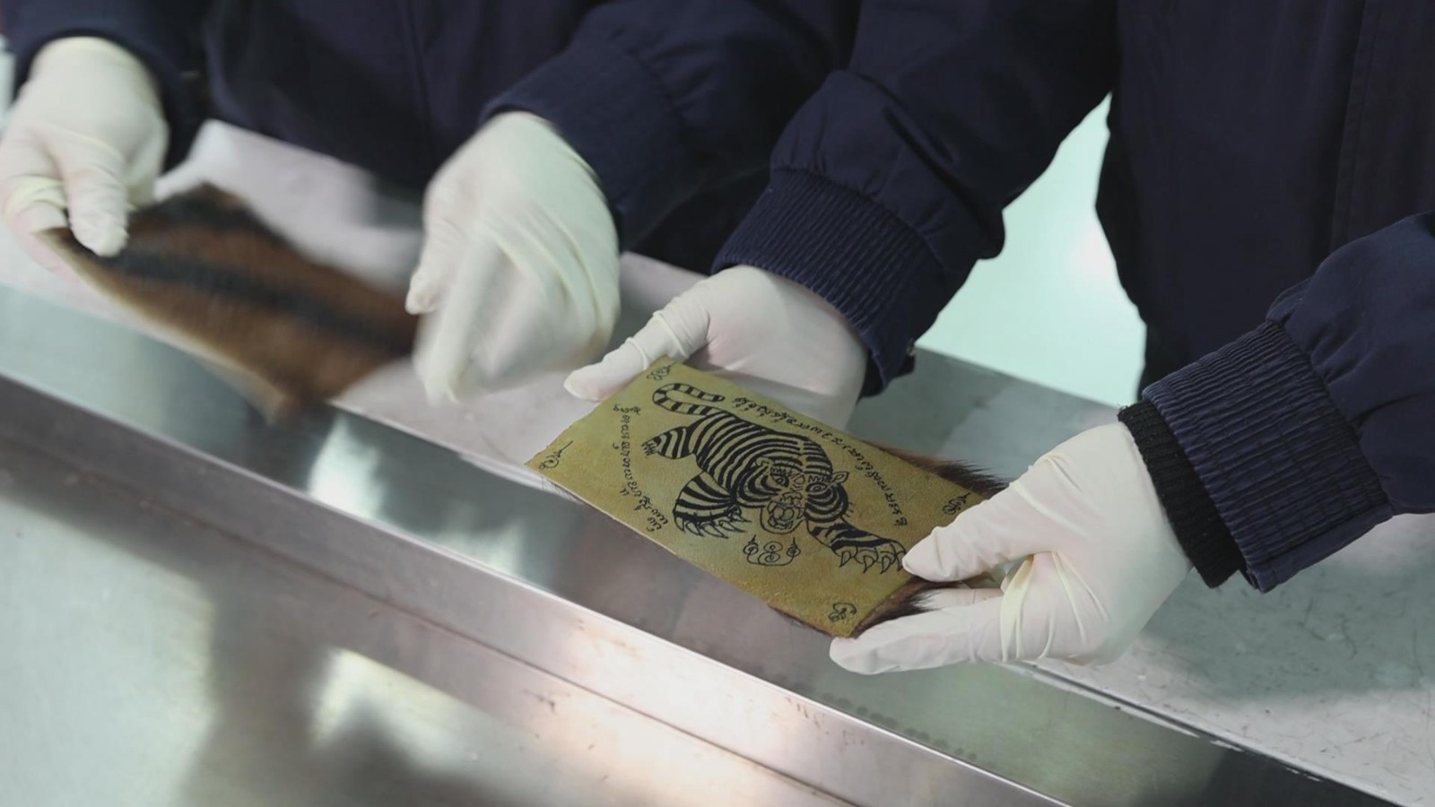 首都机场海关在快件渠道查获虎皮制品2件