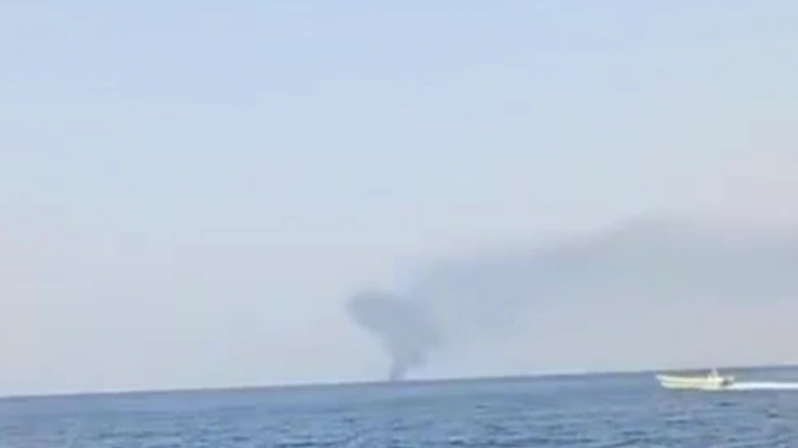 伊朗称三艘油轮在霍尔木兹海峡以南“未经授权”航线触雷起火