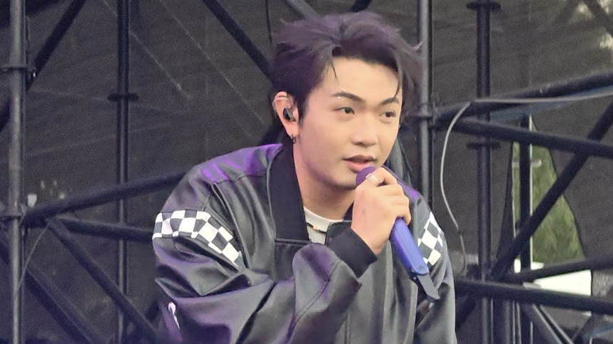 台下齐声对颜人中喊——喜欢看你跳舞