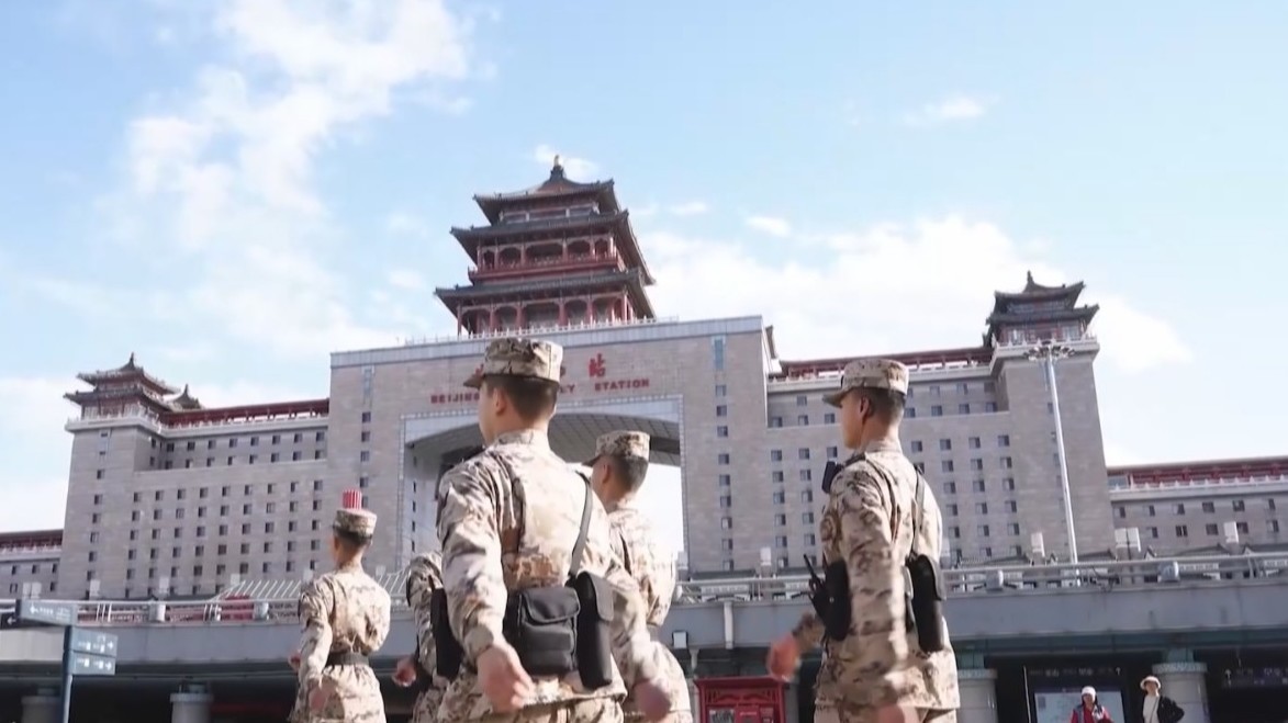 清明期间武警官兵执勤 为旅客安全出行“保驾护航”