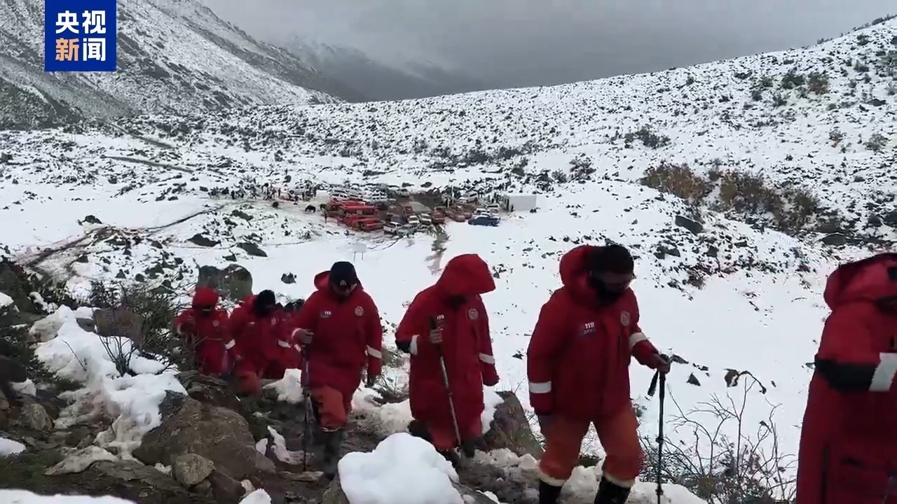 西藏定日县嘎玛沟最后一批徒步游客安全抵达曲当镇 西藏定日县嘎玛沟最后一批徒步游客安全抵达曲当镇