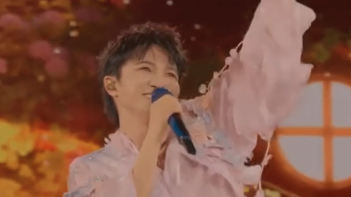 大戏看北京｜周深 签名是两块钱设计的