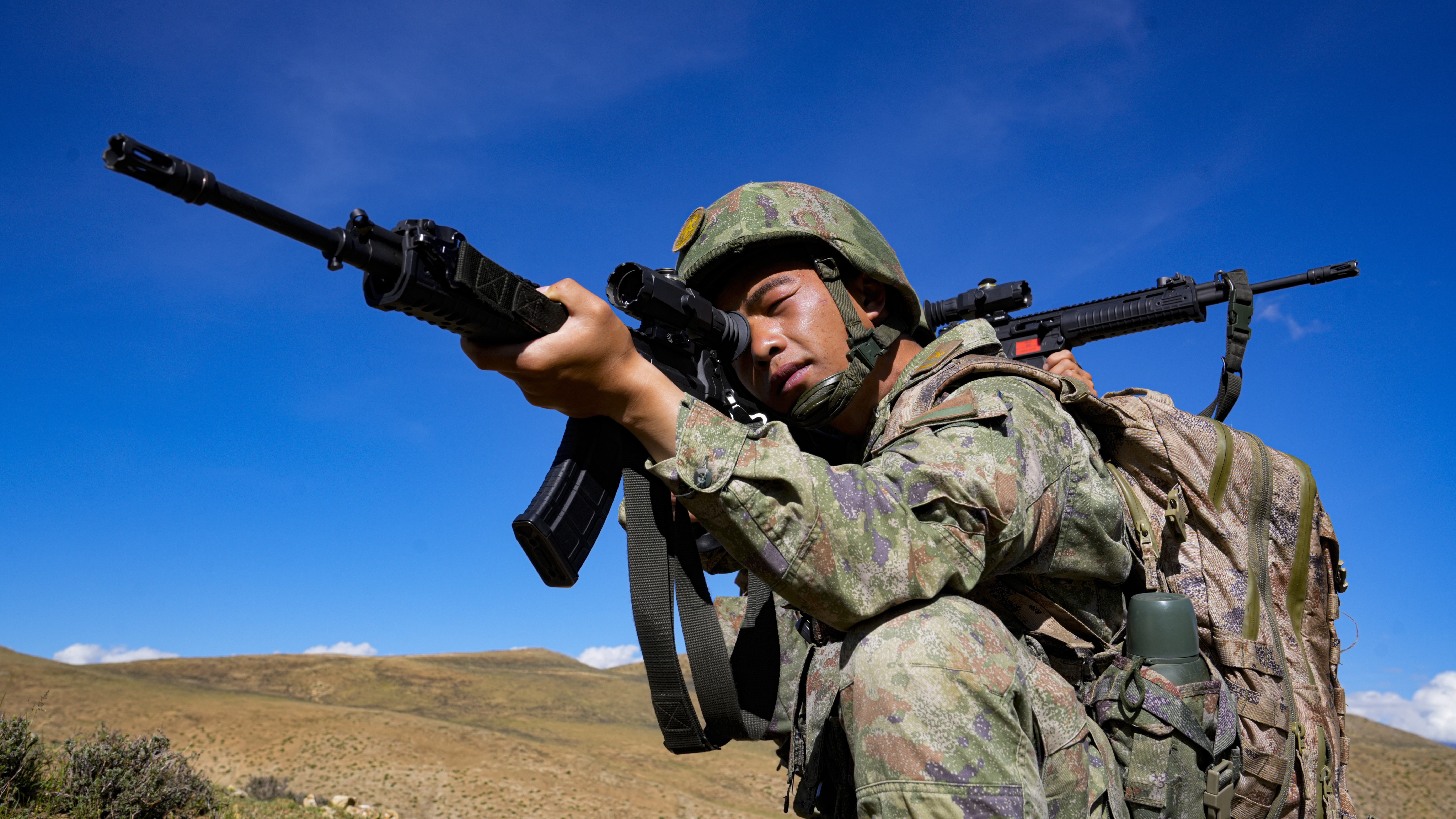 西藏军区某部组织班组战术演练考核