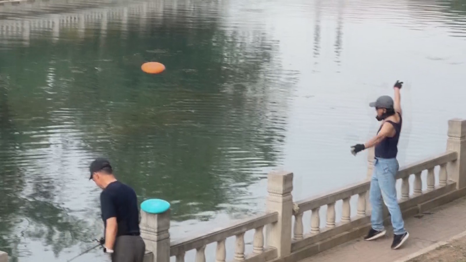 “飞盘侠”水上炫技 隔河对抛展全民健身活力 “飞盘侠”水上炫技 隔河对抛展全民健身活力