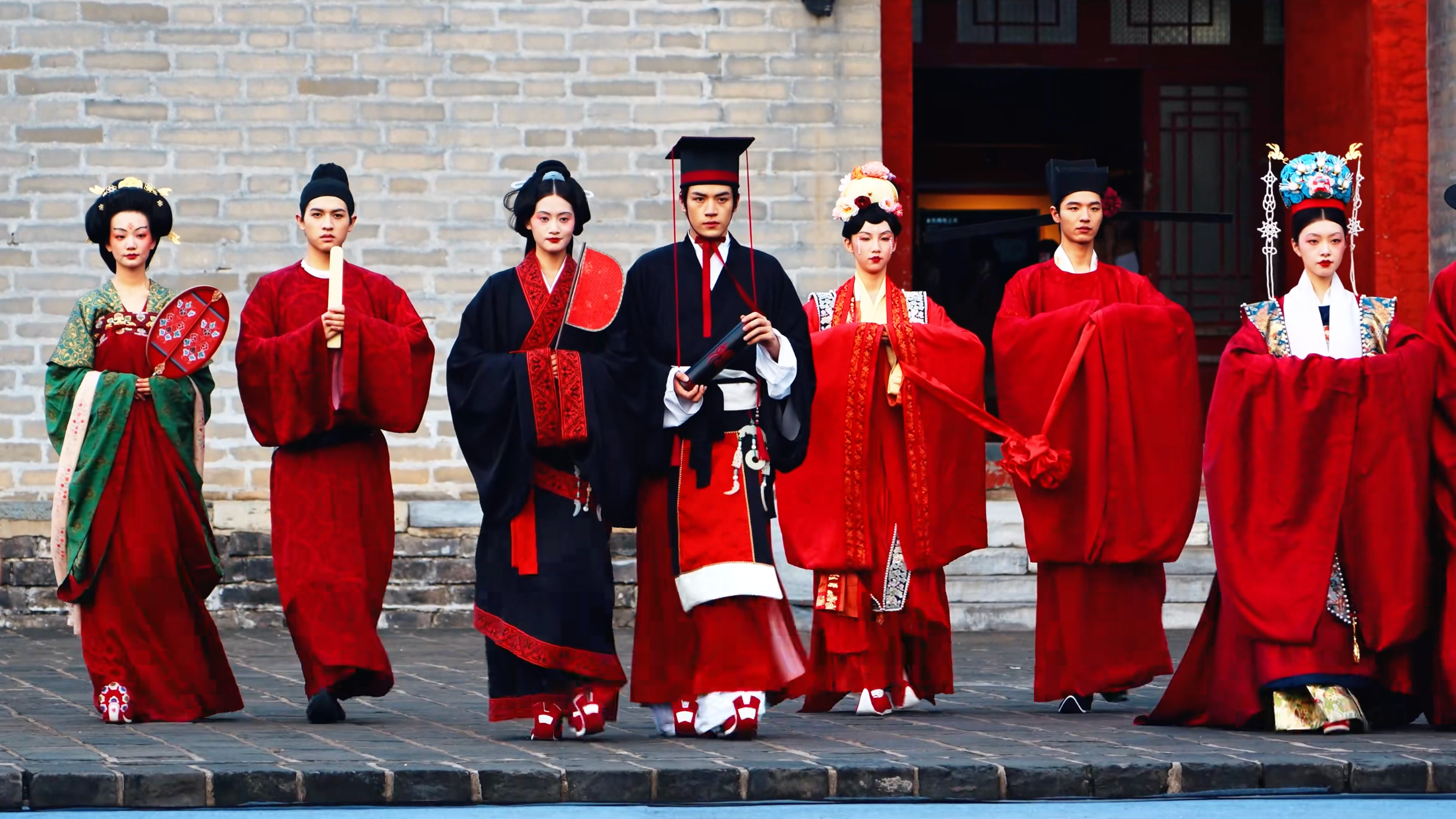 “中华衣经·明韵新生”服饰表演暨服装文物保护技术展