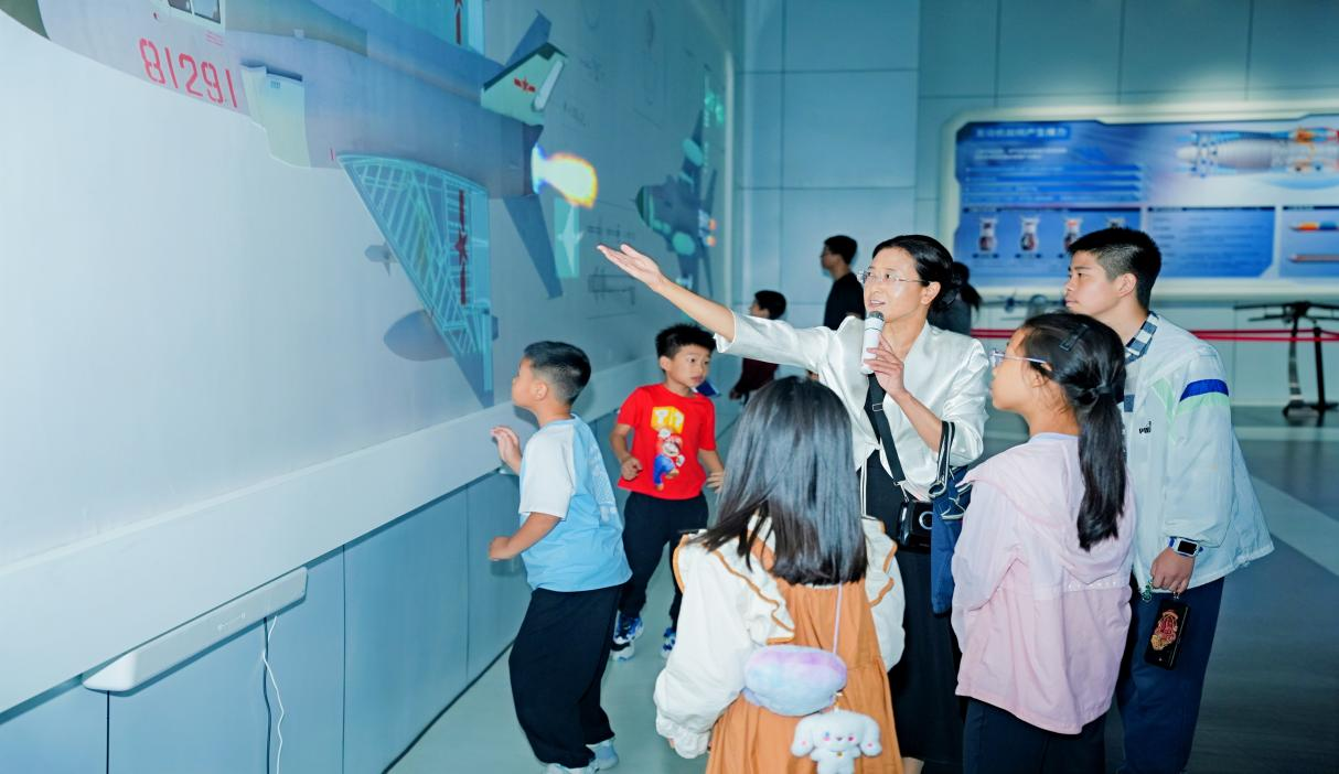 四川航空科技馆:红色展览与非遗传承共庆双节 四川航空科技馆:红色展览与非遗传承共庆双节