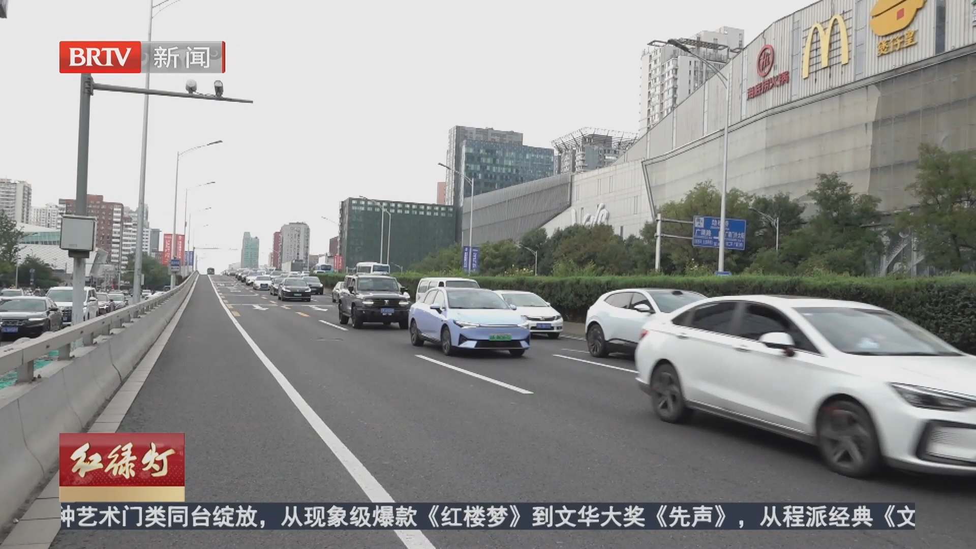 电动自行车骑上主路险象环生 民警现场查处