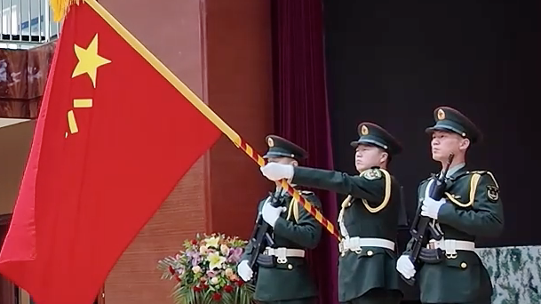 向军旗敬礼！退役军官泪洒现场，致敬！祝你未来一路生花