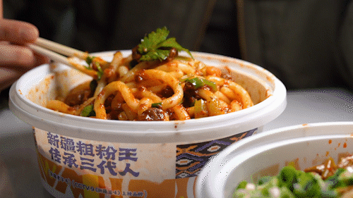 “这店一开，去过新疆的朋友都坐不住了”