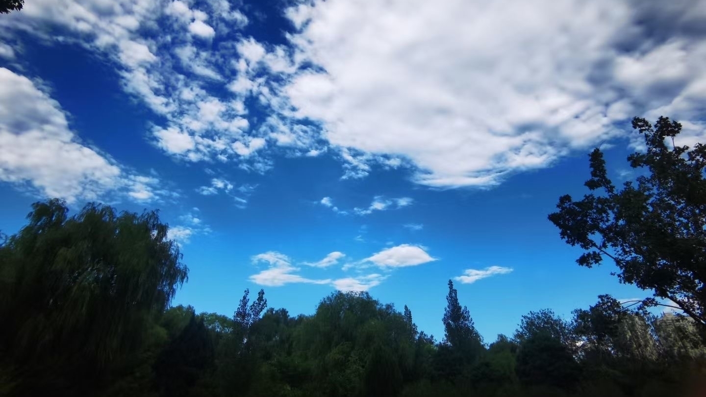 今天白天有雷阵雨 局地对流较强 今明两天气温较高