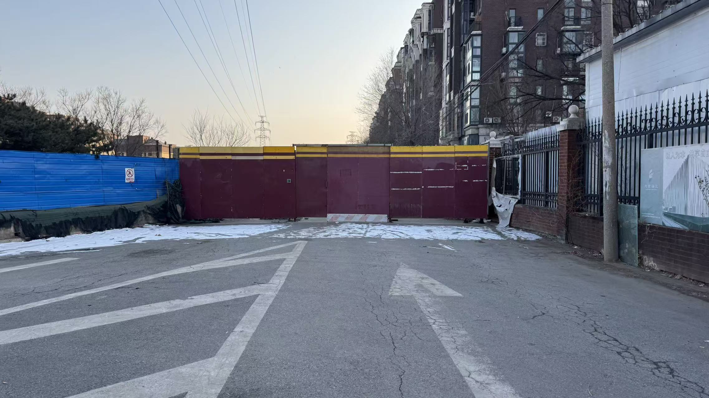 宝山馨苑西路被封挡,相邻道路拥堵忙 宝山馨苑西路被封挡,相邻道路拥堵忙