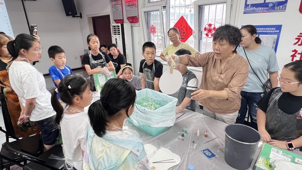 “漆”彩非遗 石景山鲁谷街道永乐西北社区开展非遗漆扇体验活动