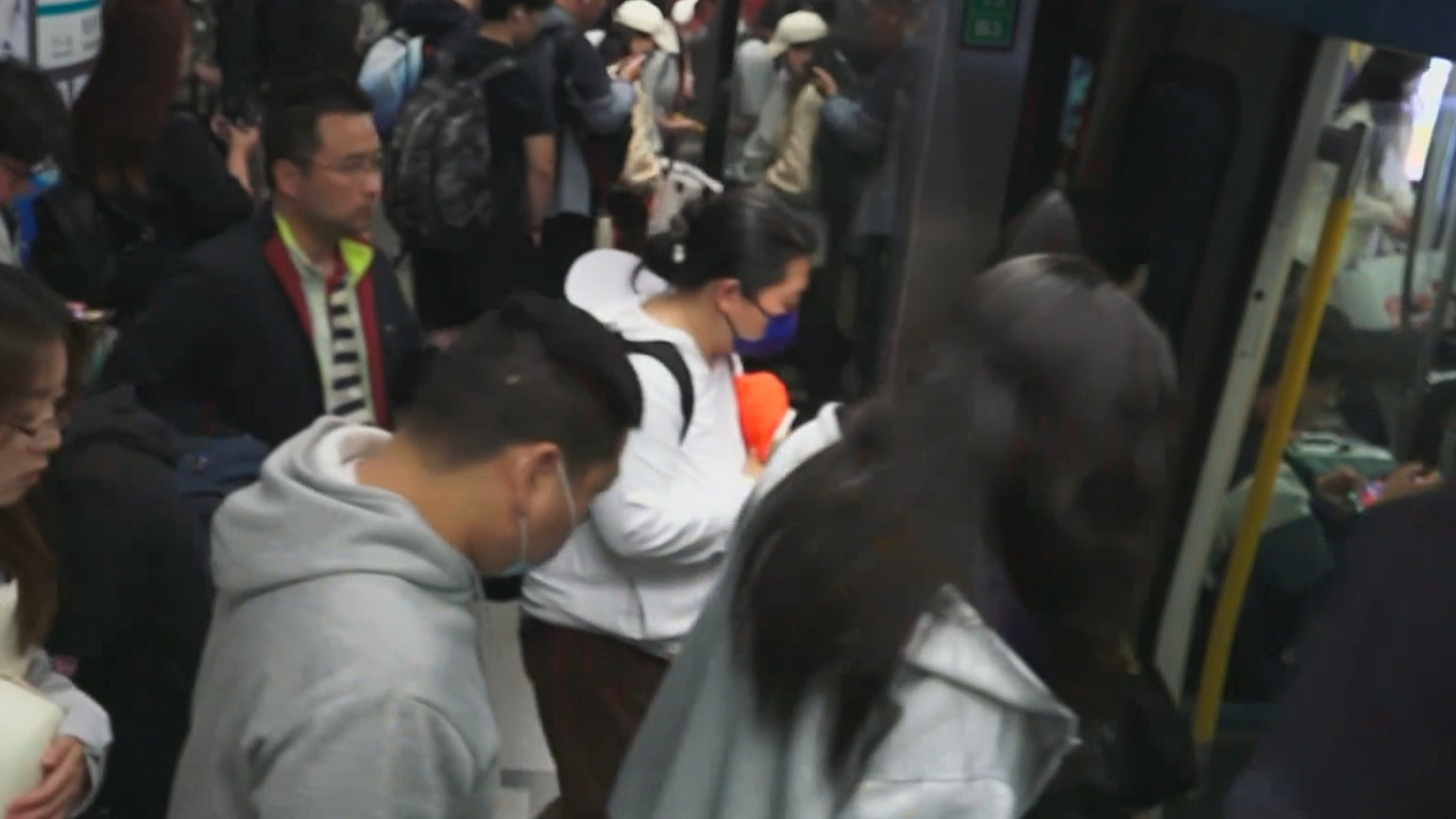 五一返程高峰 8条地铁组网延时至凌晨2点