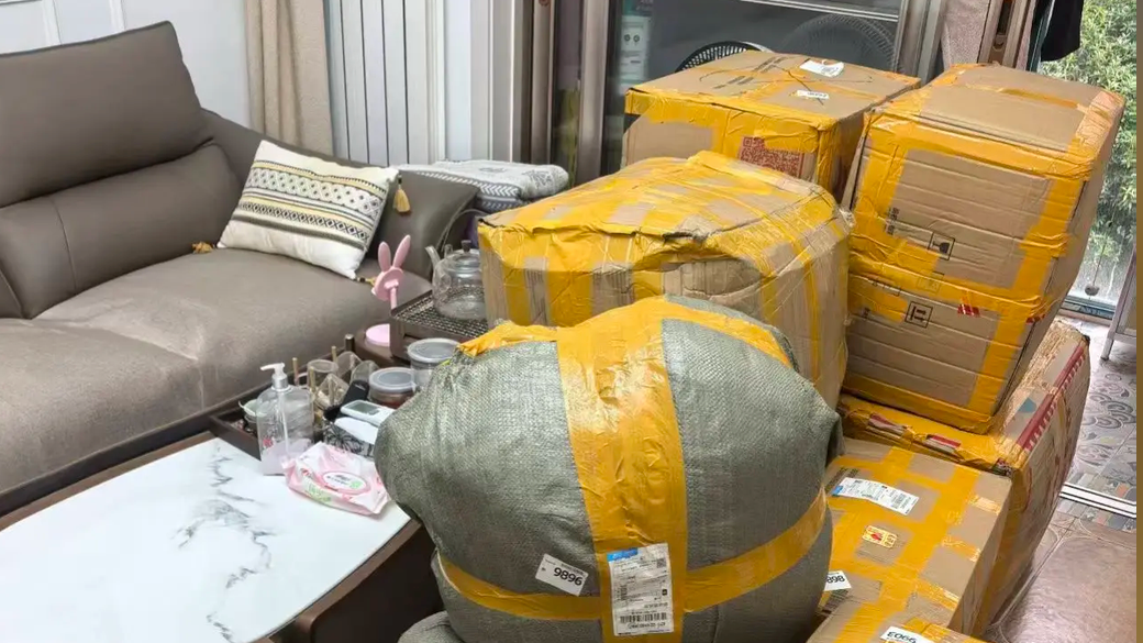 女儿毕业寄回几百斤包裹妈妈天塌了 女儿毕业寄回几百斤包裹妈妈天塌了