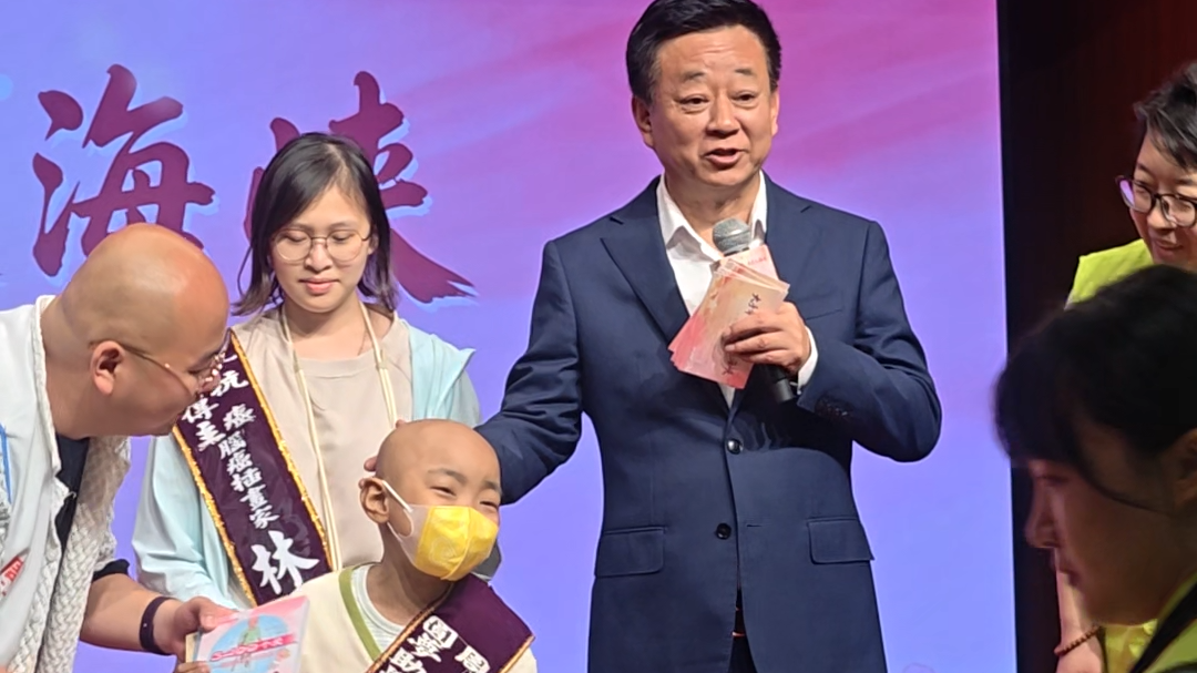 朱军出席公益活动 与患癌儿童暖心互动 合影时贴心顾及孩子感受