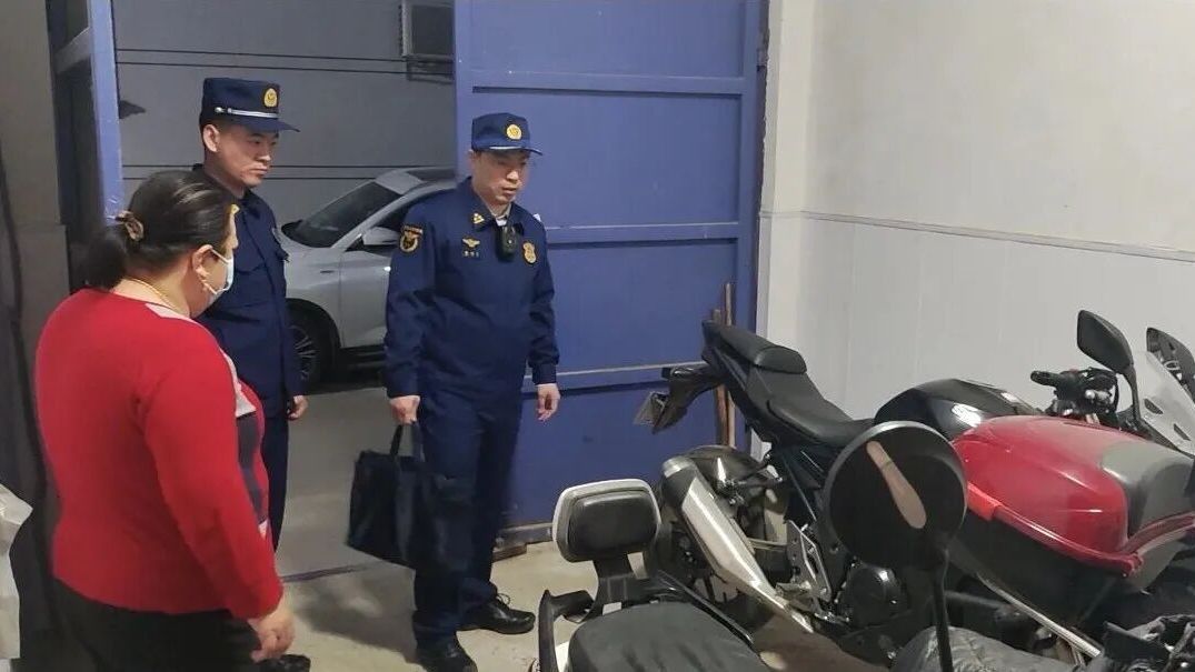 两居民违规停放电动自行车被处罚