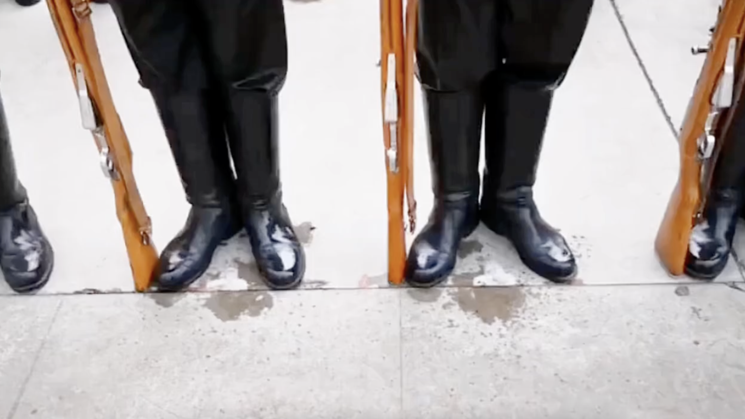 仪仗队员的军装已被汗水打湿！气宇轩昂的背后是汗水和辛苦