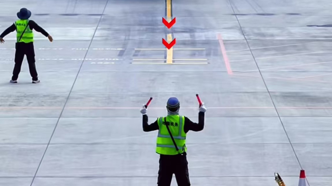飞机引导员指挥飞机停机入位全过程 这些手势你学会了吗？