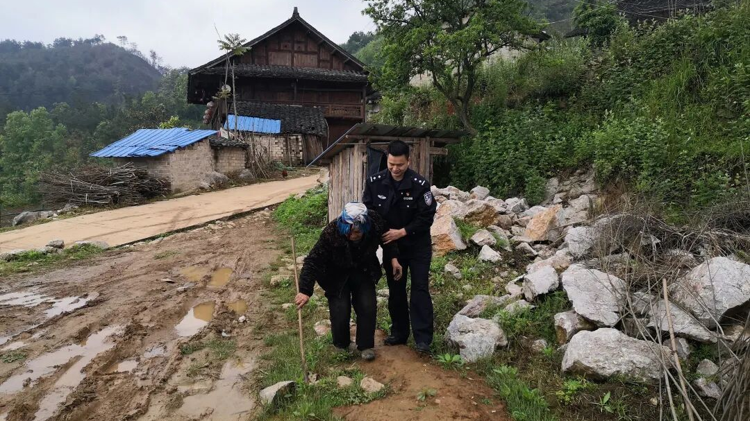 漂了2公里仍紧拉落水者！贵州民警黄同才，一等功！