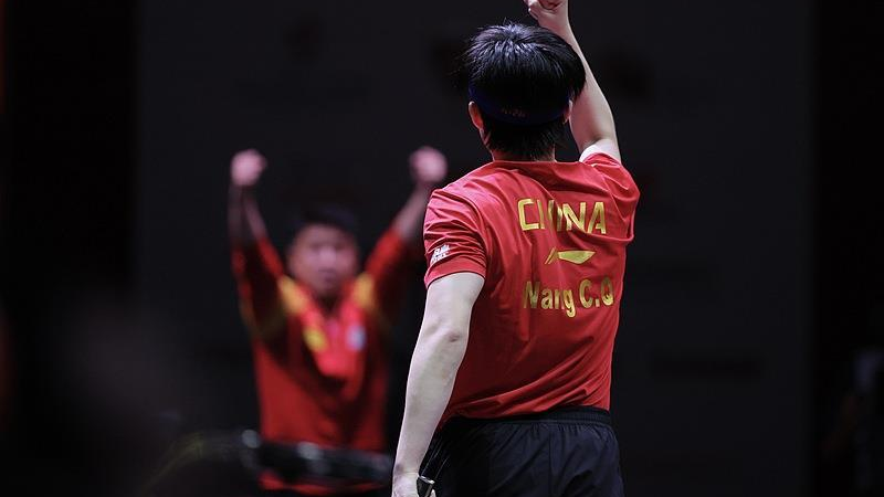 王楚钦开局不利，王皓带他去换了件球衣，然后……