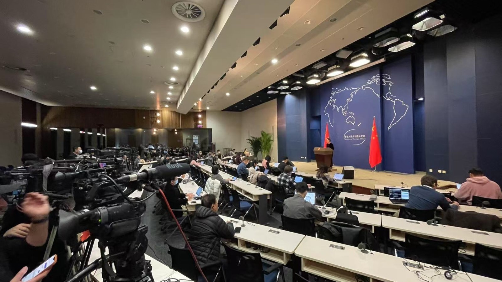 外交部：预祝海外侨胞和各国朋友新春快乐 蛇年吉祥