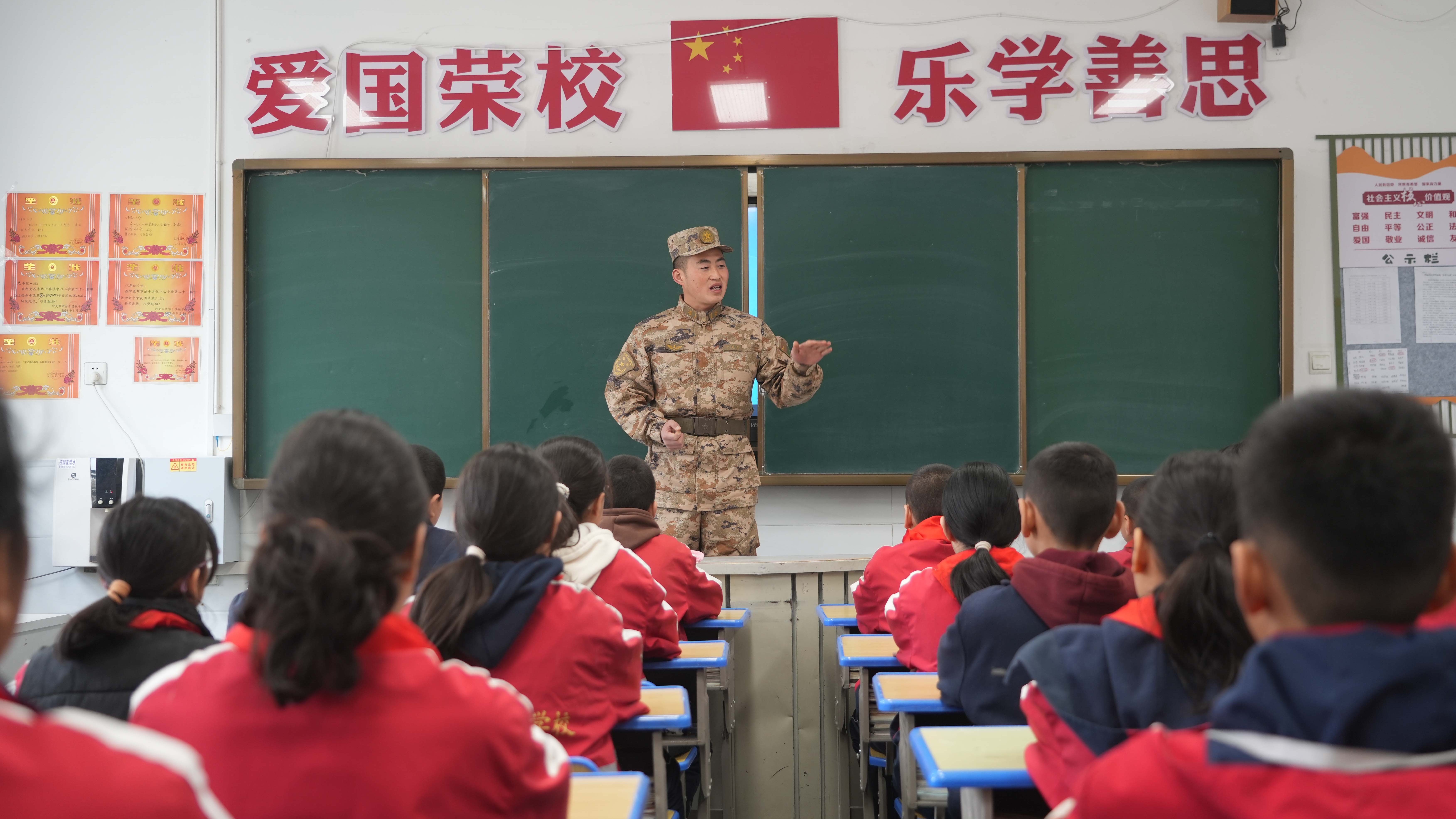 雷锋月！让“双拥之花”绽放在天山南麓